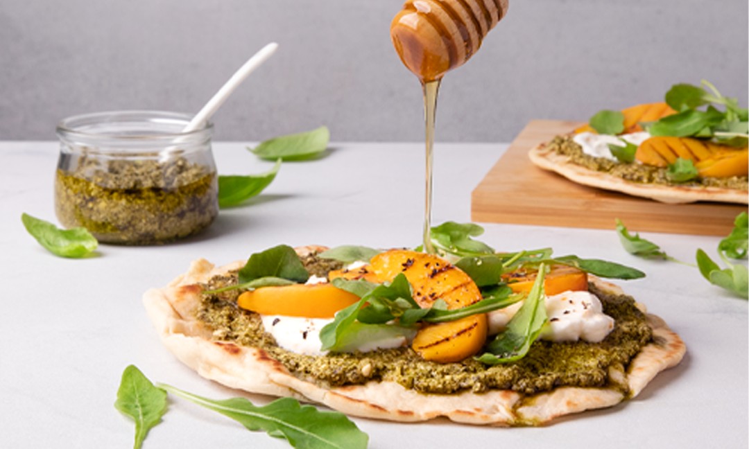Flatbread de pêssego e pesto